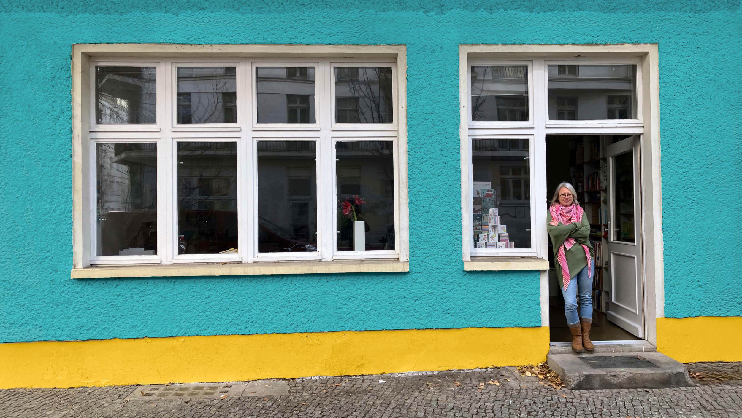 Katharina Bu&szlighoff vor ihrem Atelier